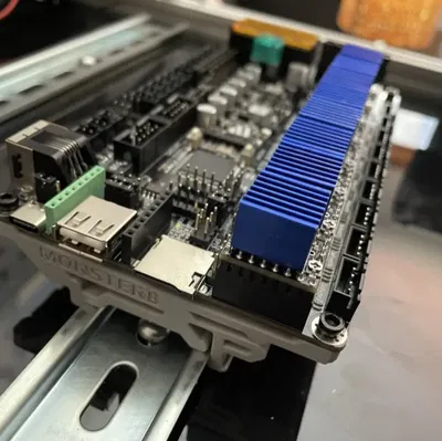 Kẹp DIN cho Monster8 với thiết kế tiết kiệm nhựa