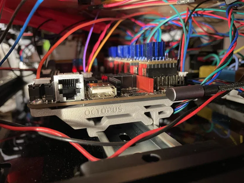 Kẹp DIN cho bo mạch Octopus và Octopus Pro - Image 1