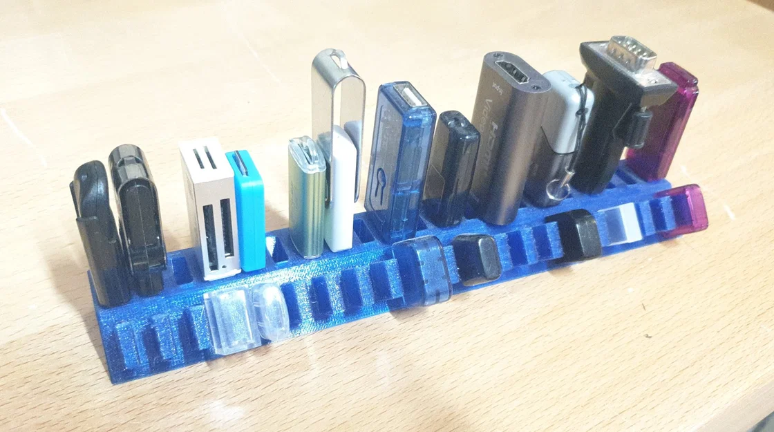 Giá đỡ USB với chỗ để nắp cho 21 USB stick - Image 1