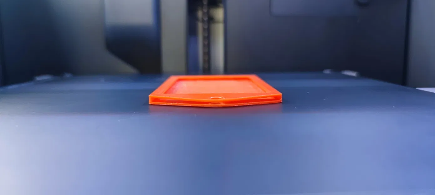 Giá đỡ thẻ đơn giản với lỗ gắn móc chìa khóa - Image 1