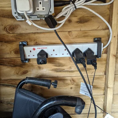 Giá đỡ ổ cắm điện V2 cho không gian làm việc