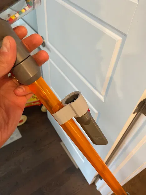 Giá đỡ phụ kiện máy hút bụi Dyson đồ chơi Casdon - Image 1
