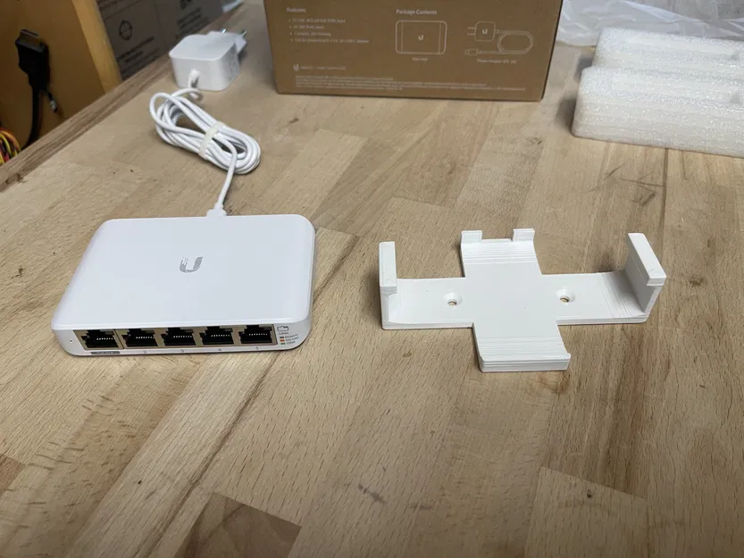 Giá đỡ cho công tắc 5 cổng Ubiquiti USW-Flex-Mini - Image 1