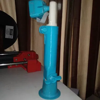 Giá đỡ camera Pi có thể điều chỉnh gắn trên đế gỗ