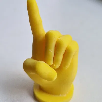 Bộ tay với các ngón tay giơ lên và chào Vulcan