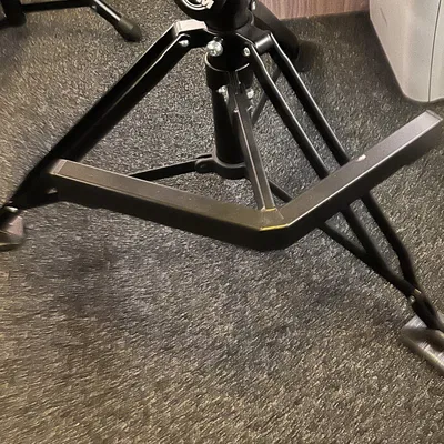 Ghế trống K&M với chân thay thế cho thảm