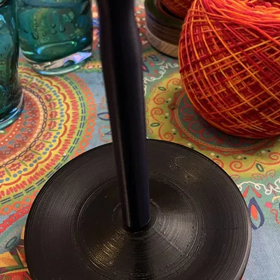 Giá đỡ cuộn len với đế nặng cho việc đan len