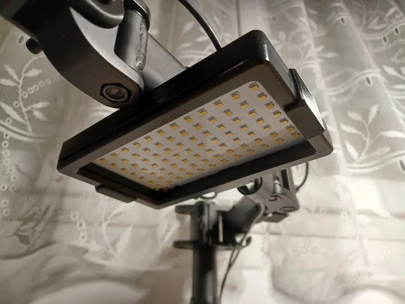 Kẹp gắn đèn LED Neewer và điều khiển lên giá màn hình - Image 1