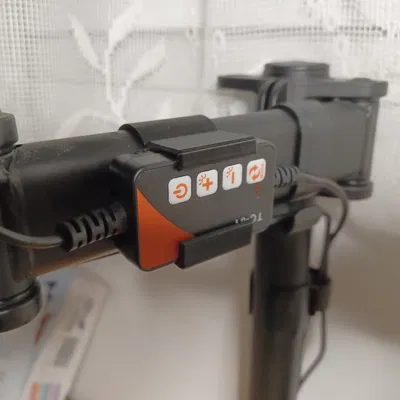 Kẹp gắn đèn LED Neewer và điều khiển lên giá màn hình