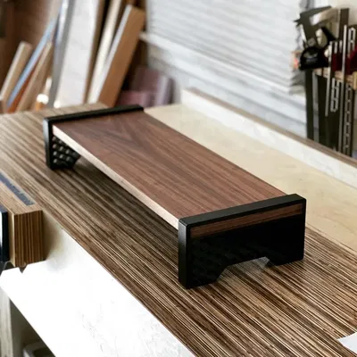 Giá đỡ màn hình với chân gỗ hiện đại