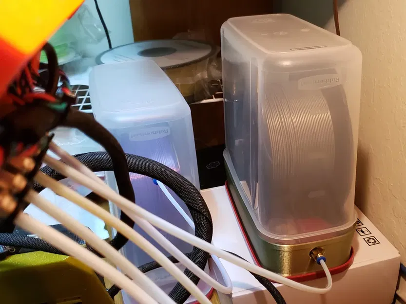 Giá đỡ tự động cho cuộn filament trong hộp Rubbermaid 16 cốc - Image 1