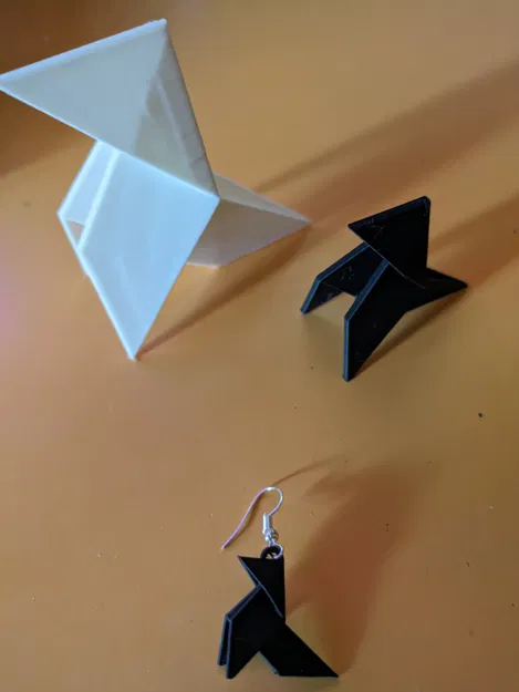 Pajarita: Tượng điêu khắc và Bông tai - Image 1