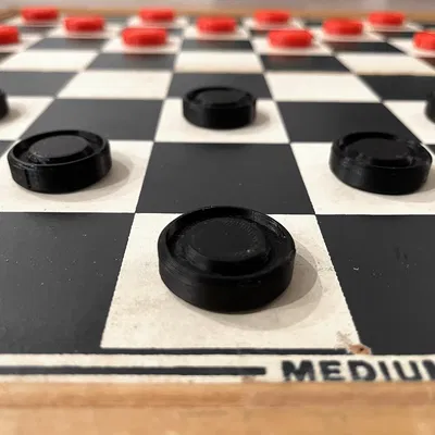 Bộ cờ vua với quân cờ có vương miện