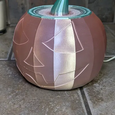 Bí ngô lớn phong cách low-poly cho trang trí Halloween