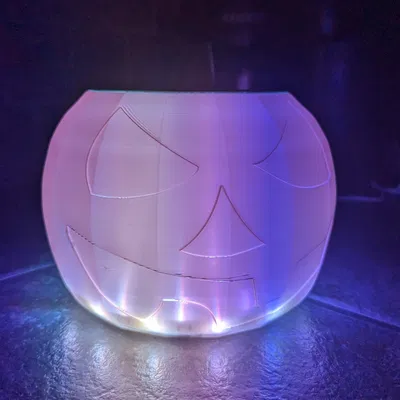 Bí ngô lớn phong cách low-poly cho trang trí Halloween