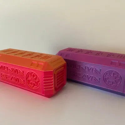 Hộp chứa các mảnh trò chơi Clone Wars Risk với logo Cộng hòa