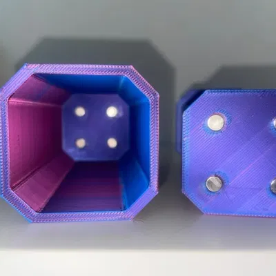 Hộp chứa các mảnh trò chơi Clone Wars Risk với logo Cộng hòa