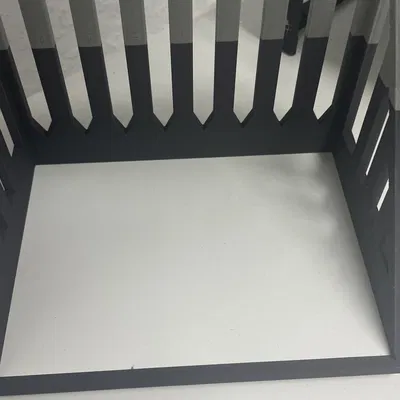 Giá đỡ Macbook Pro bên cạnh kệ bàn làm việc IKEA