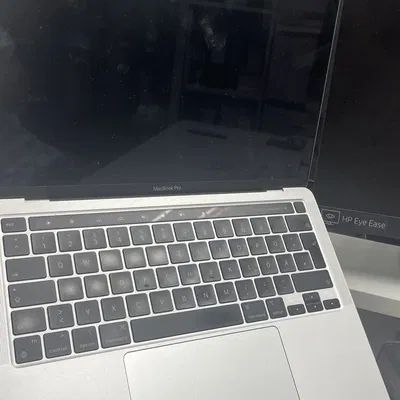 Giá đỡ Macbook Pro bên cạnh kệ bàn làm việc IKEA