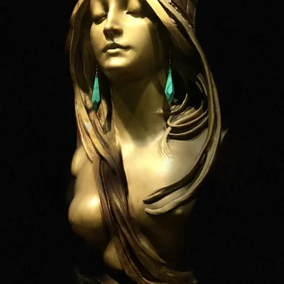 Tượng phụ nữ phong cách Art Nouveau dạng Low Poly