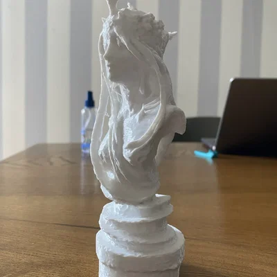 Tượng phụ nữ phong cách Art Nouveau dạng Low Poly