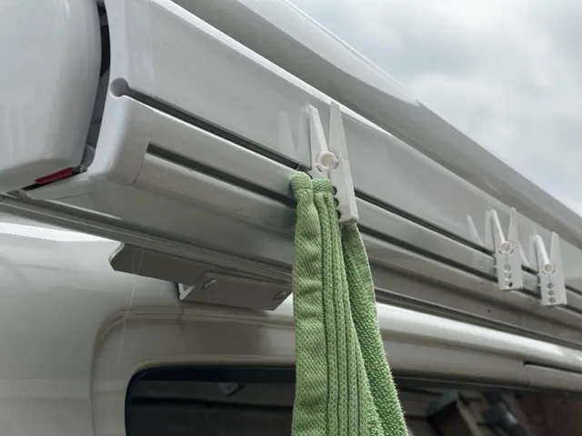 Kẹp treo cho bạt che nắng trên xe camper/caravan - Image 2
