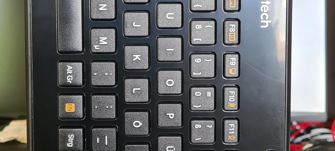 Giá đỡ bàn phím Logitech K360 treo tường - Image 1