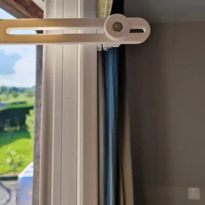 Khối điều chỉnh cửa sổ giữ cửa mở một chút