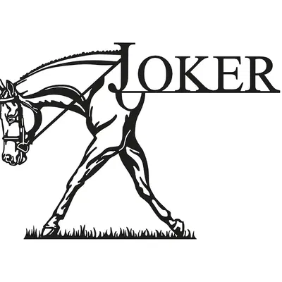 Ngựa Joker đi trên cỏ với biển tên nghệ thuật