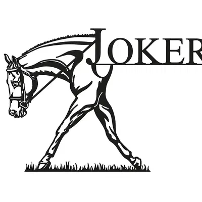 Ngựa Joker đi trên cỏ với tên gọi trang trí