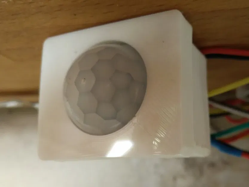 Hộp gắn cảm biến PIR với một ốc vít dưới bảng - Image 1