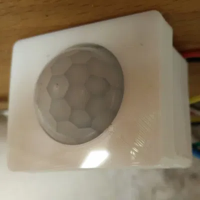 Hộp gắn cảm biến PIR với một ốc vít dưới bảng