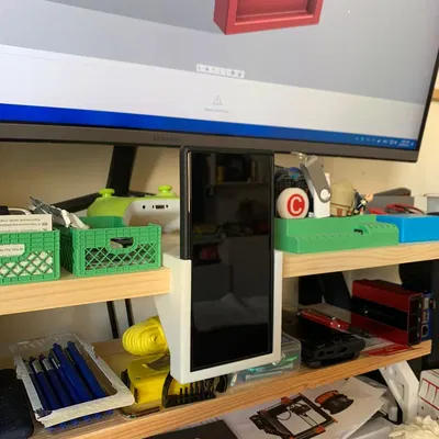 Giá đỡ điện thoại Samsung Galaxy S22 Ultra trượt trên kệ