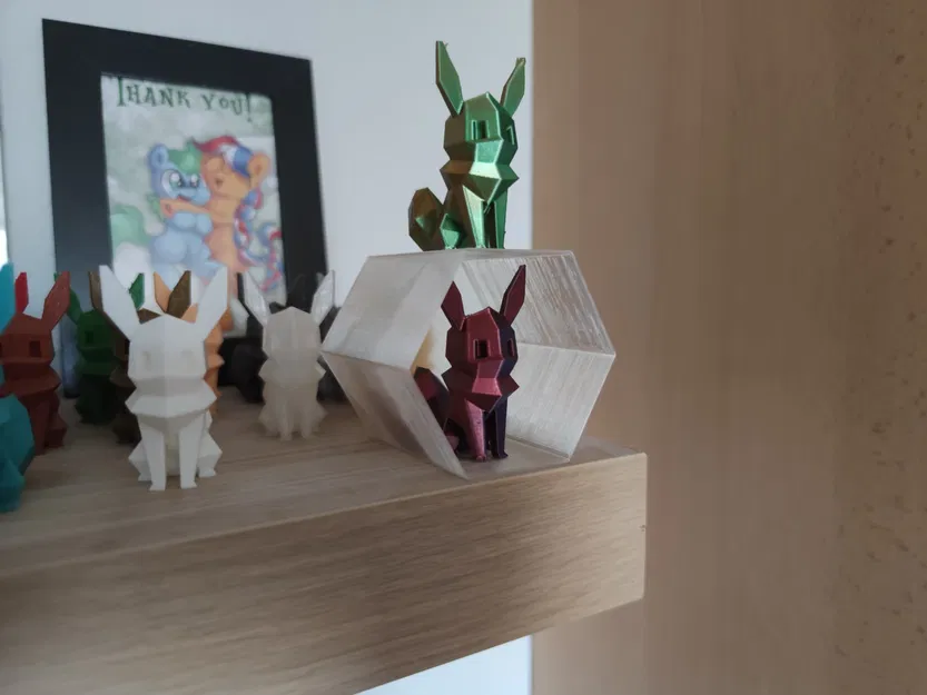 Giá đỡ hình lục giác cho Eevee phong cách Low Poly - Image 1