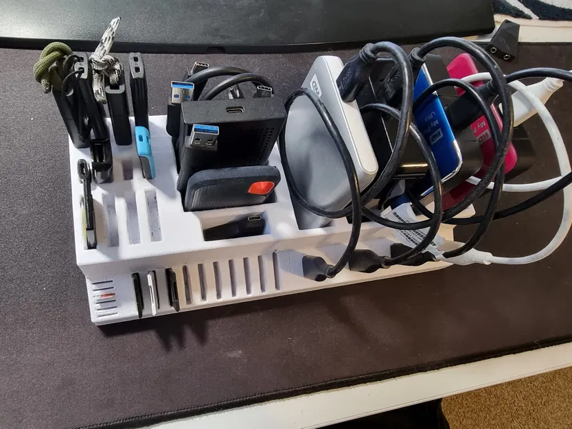 Giá đỡ lưu trữ ổ cứng và thẻ nhớ trên bàn làm việc - Image 1