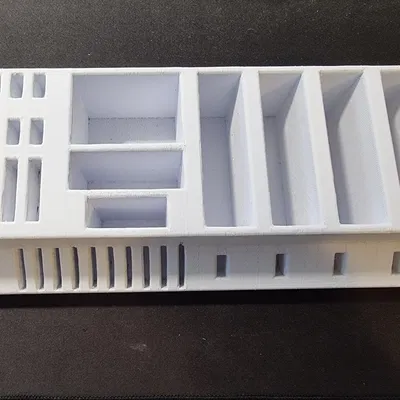 Giá đỡ lưu trữ ổ cứng và thẻ nhớ trên bàn làm việc