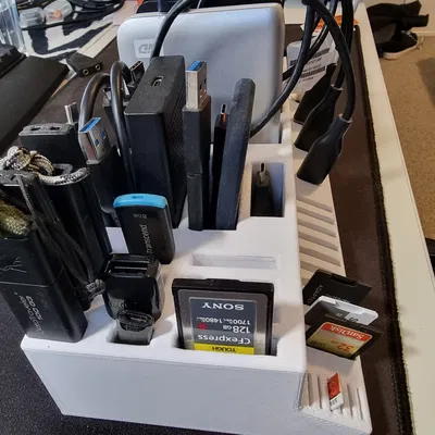 Giá đỡ lưu trữ ổ cứng và thẻ nhớ trên bàn làm việc