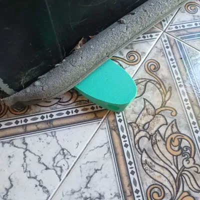 Giá đỡ cửa hình chân tiện lợi cho gia đình