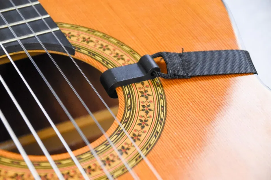 Giá đỡ dây đeo guitar gắn từ lỗ âm thanh - Image 1