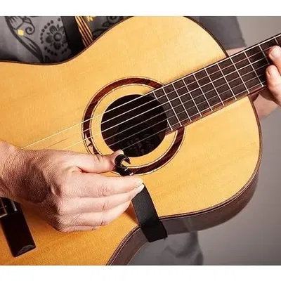 Giá đỡ dây đeo guitar gắn từ lỗ âm thanh