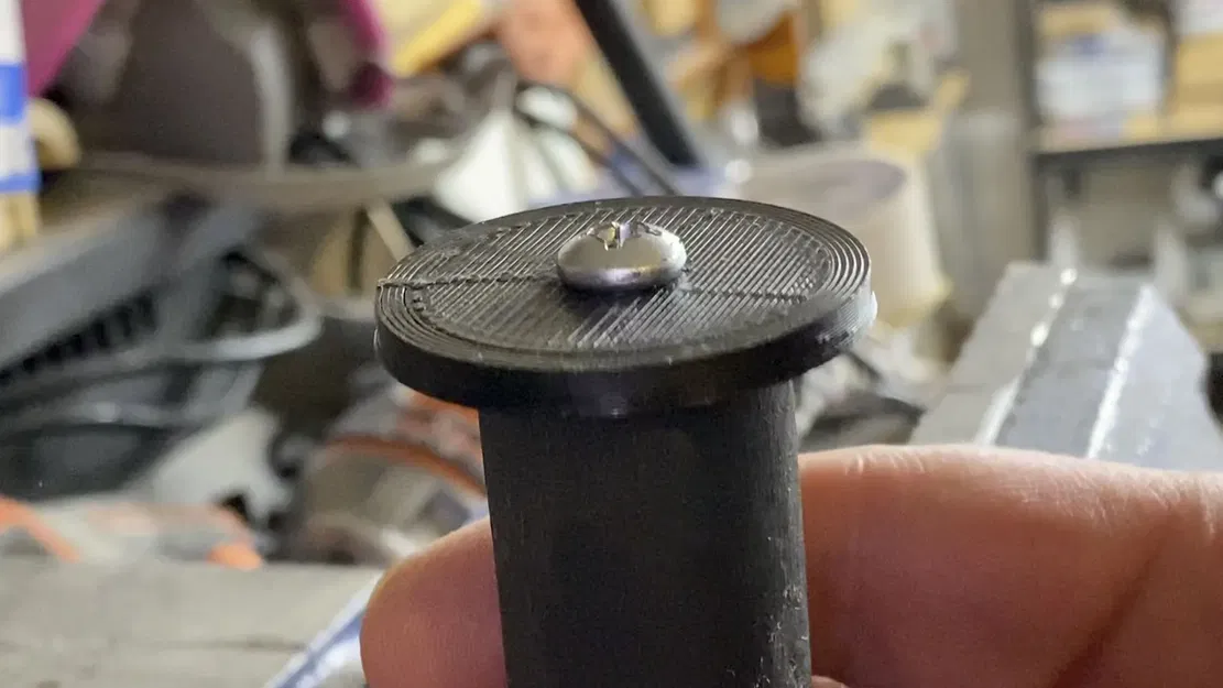 Giá đỡ cuộn filament với cạnh in gắn vào thanh gỗ - Image 2