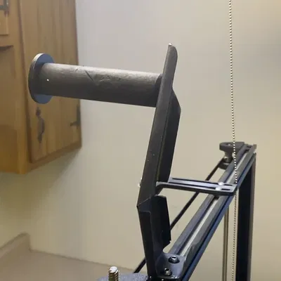 Giá đỡ cuộn filament với cạnh in gắn vào thanh gỗ