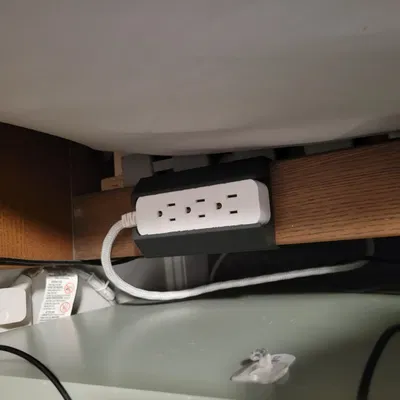 Kẹp nguồn parametric cho ổ cắm cạnh giường IKEA