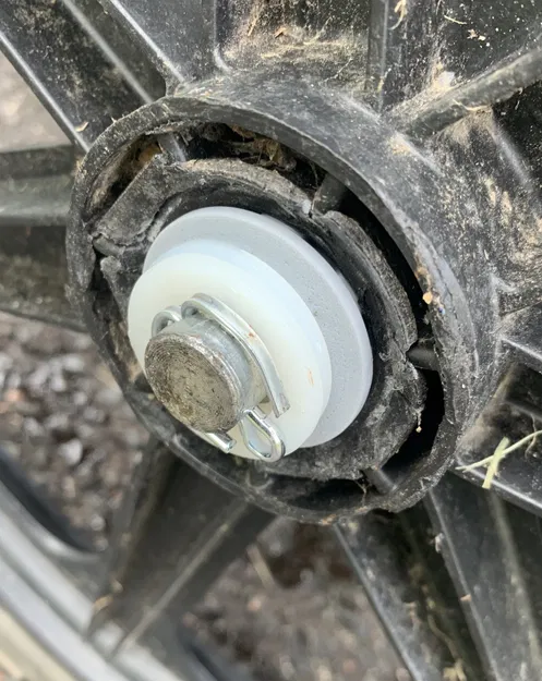 Trục bánh xe thay thế cho xe đẩy Rubbermaid Big Wheel 5642 - Image 2