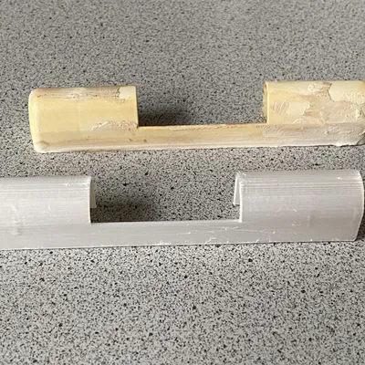 Nắp che bản lề cửa sổ thay thế sau 30 năm sử dụng