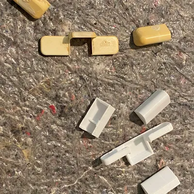 Nắp che bản lề cửa sổ thay thế sau 30 năm sử dụng