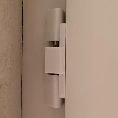 Nắp che bản lề cửa sổ thay thế sau 30 năm sử dụng