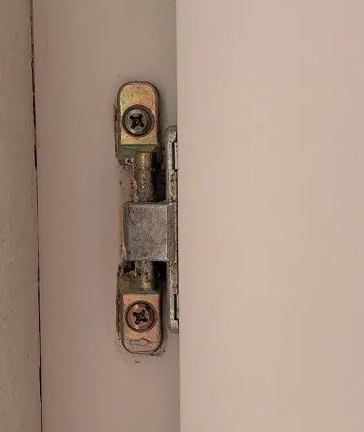 Nắp che bản lề cửa sổ thay thế sau 30 năm sử dụng - Image 5