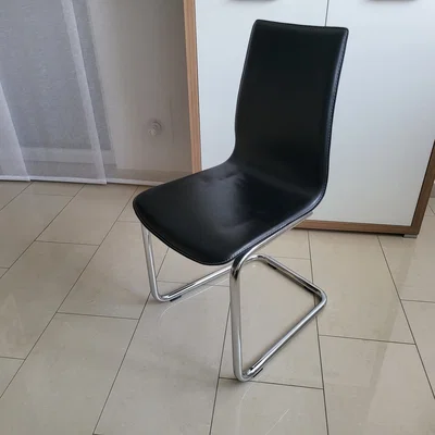 Chân ghế cao su mới cho ghế ăn trong bếp