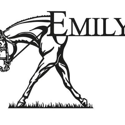 Ngựa Emily đi bộ trên cỏ